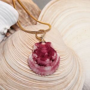 Clamshell pendant necklace